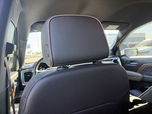 Used 2023 GMC Canyon Denali image 32