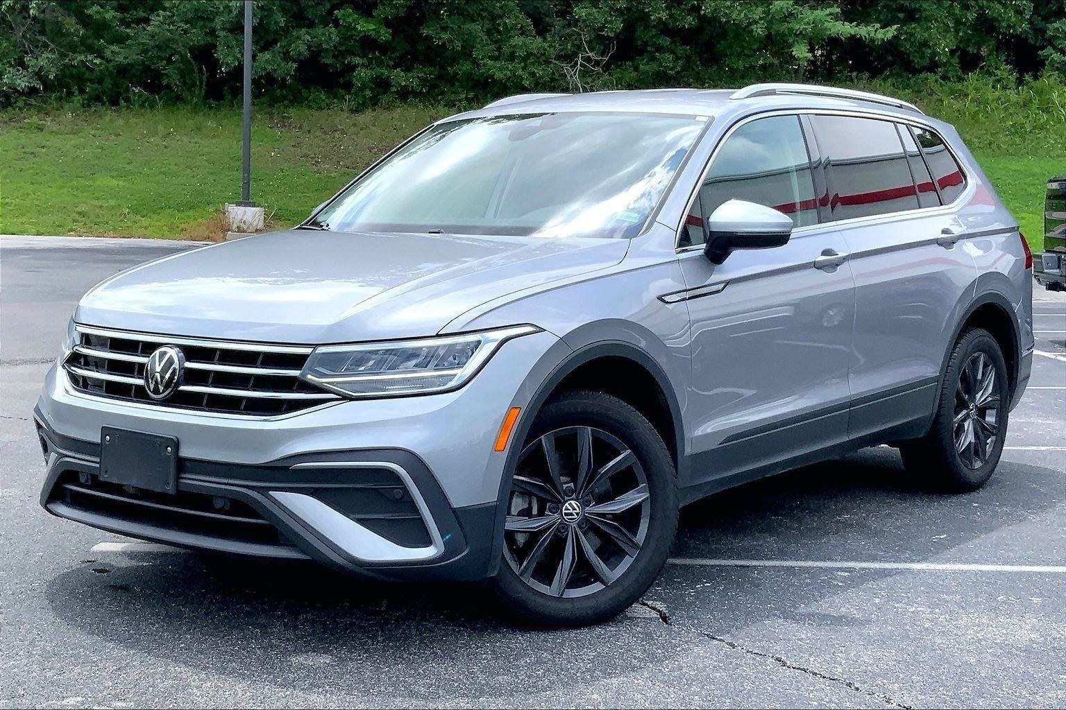 Used 2024 Volkswagen Tiguan SE AWD/4WD image 1