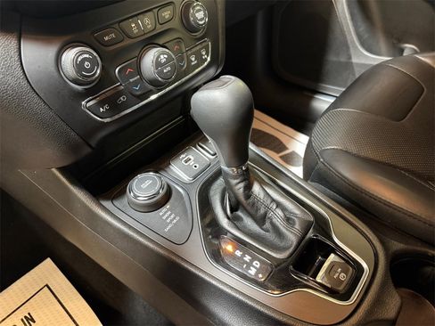 Used 2019 Jeep Cherokee Limited image 21