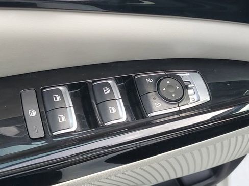 Used 2024 Kia Carnival EX FWD image 17