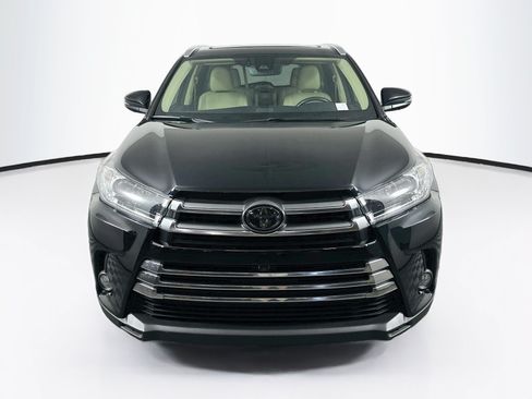 Used 2018 Toyota Highlander Limited Platinum FWD image 2