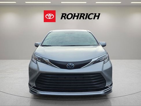Used 2022 Toyota Sienna XLE image 2