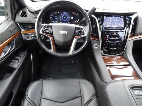 Used 2019 Cadillac Escalade Luxury image 15