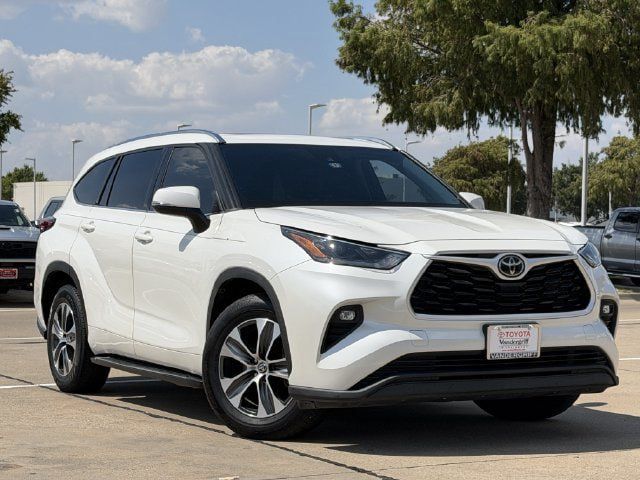 Used 2021 Toyota Highlander XLE FWD image 2