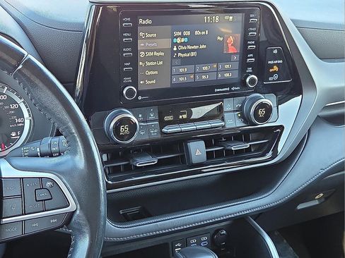 Used 2022 Toyota Highlander LE image 18