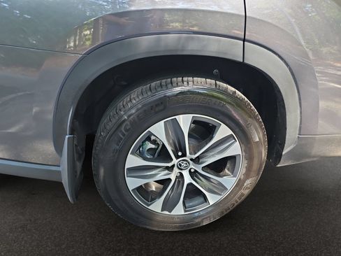 Used 2025 Toyota Highlander XLE FWD image 43