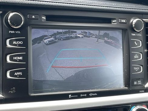 Used 2019 Toyota Highlander XLE FWD image 19