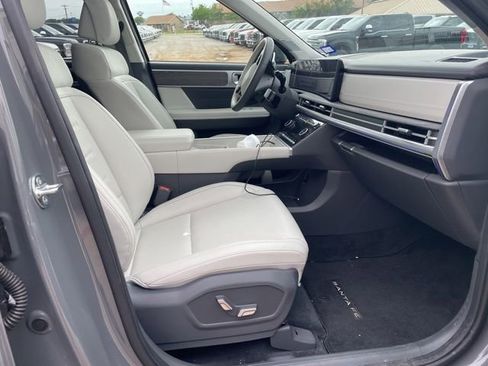 Used 2025 Hyundai Santa Fe Calligraphy AWD/4WD image 6