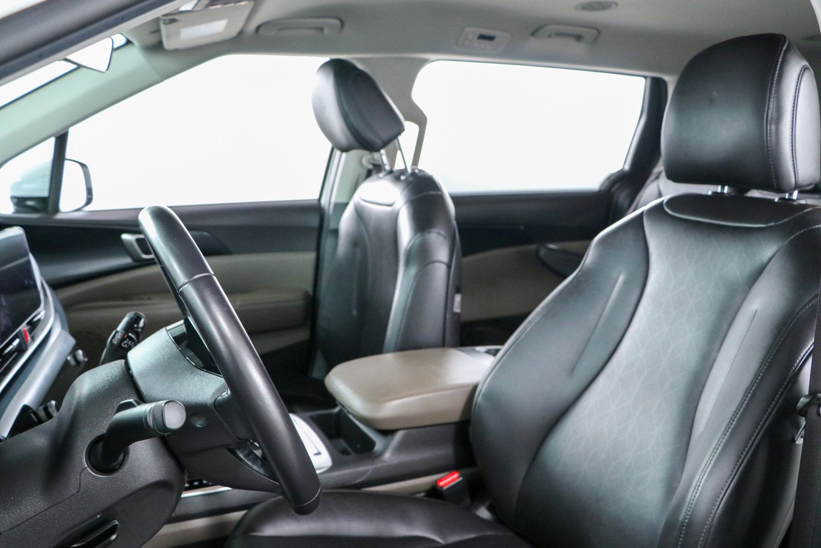 Used 2025 Kia Carnival FWD image 23