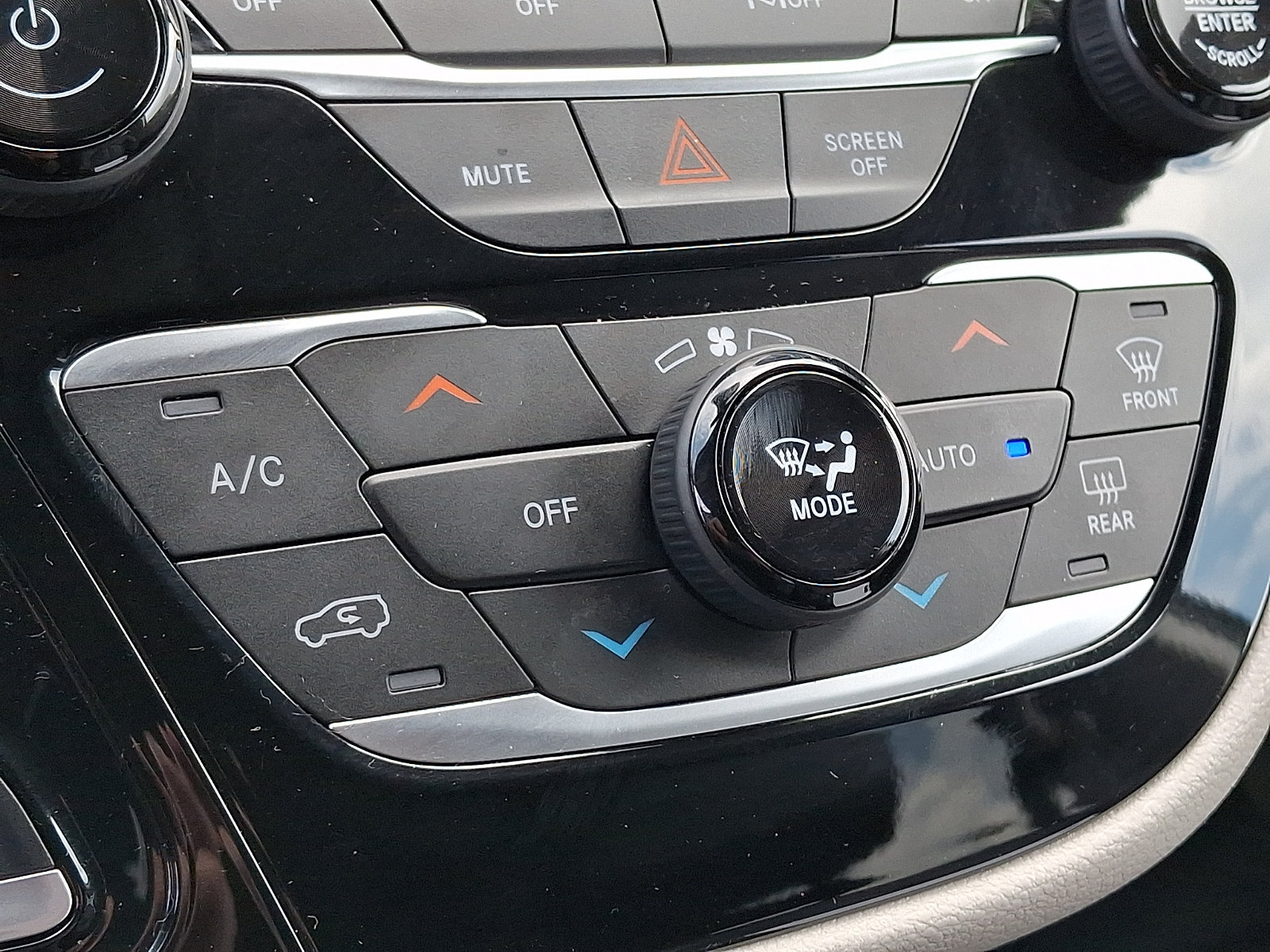 Used 2023 Chrysler Pacifica Touring-L FWD image 17