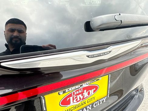 Used 2024 Chrysler Pacifica Touring-L image 36