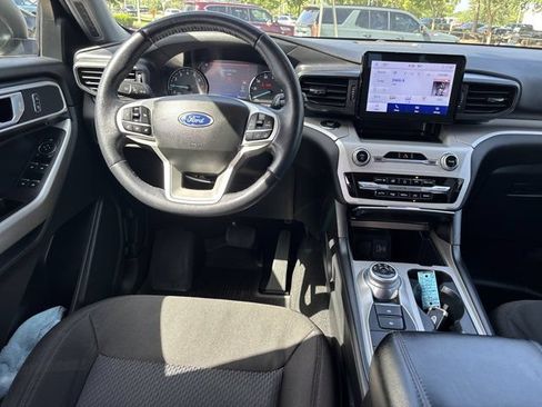 Used 2023 Ford Explorer XLT AWD/4WD image 18