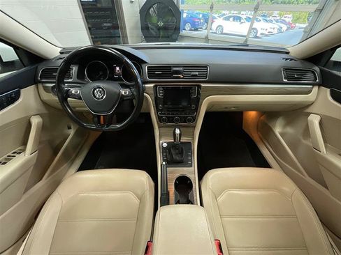 Used 2018 Volkswagen Passat 2.0T SE FWD image 22