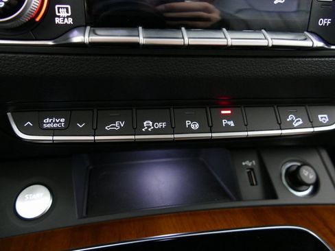 Used 2024 Audi Q5 e Prestige w/ Prestige Package image 23