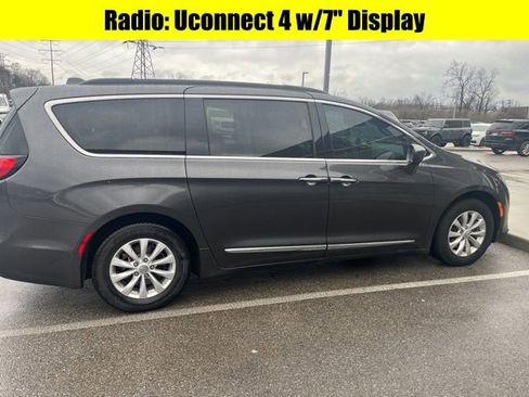 Used 2018 Chrysler Pacifica Touring-L image 6