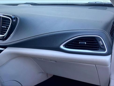 Used 2022 Chrysler Pacifica Touring-L image 21