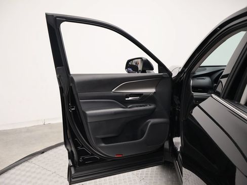 Certified 2025 Toyota Grand Highlander AWD image 16