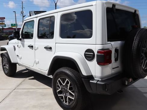 Used 2025 Jeep Wrangler Unlimited Sahara AWD/4WD image 6