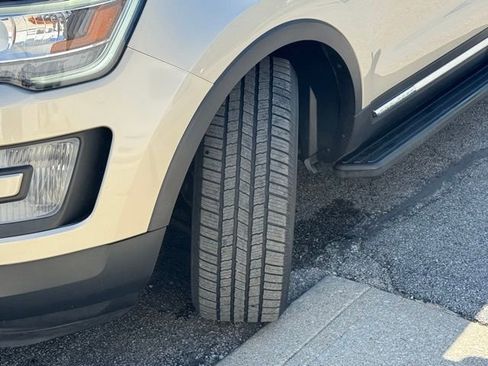 Used 2017 Ford Explorer XLT w/ Equipment Group 202A AWD/4WD image 13