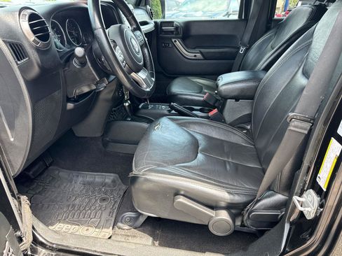 Used 2018 Jeep Wrangler Unlimited Sahara AWD/4WD image 9