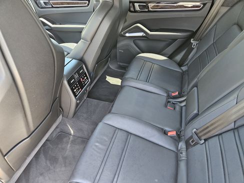 Certified 2023 Porsche Cayenne Turbo S AWD/4WD image 28