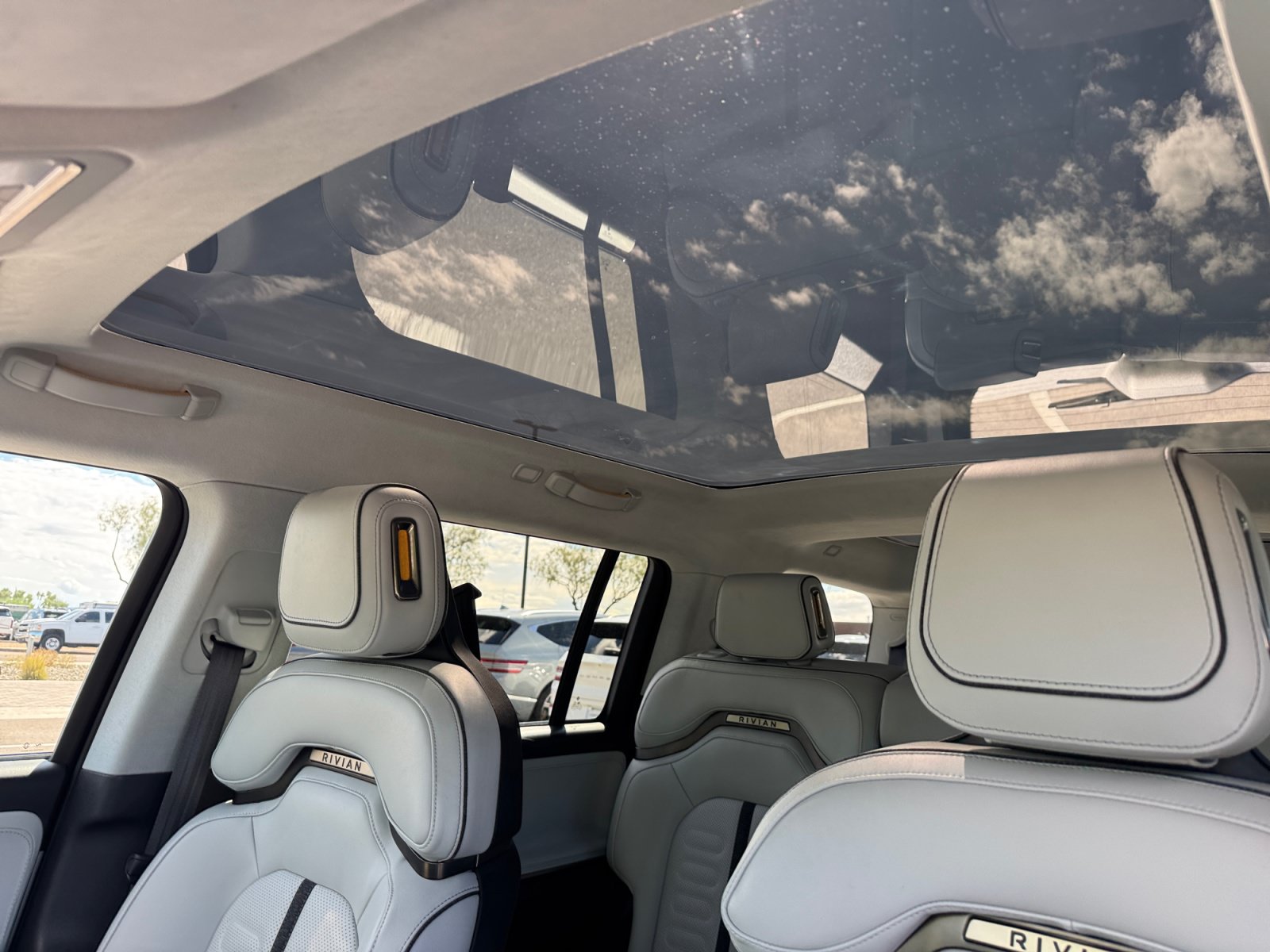 Used 2025 Rivian R1S Adventure Dual AWD/4WD image 33