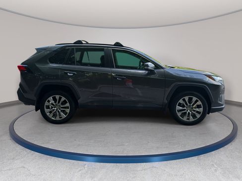 Used 2022 Toyota RAV4 XLE Premium FWD image 5