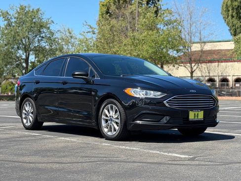Used 2017 Ford Fusion SE w/ Fusion SE Technology Package FWD image 7