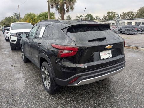 Used 2025 Chevrolet Trax LT w/ LT Convenience Package image 6