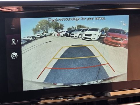 Used 2024 Kia Carnival EX image 22