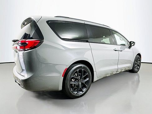 Used 2021 Chrysler Pacifica Touring-L w/ Uconnect Theater Family Group AWD/4WD image 7