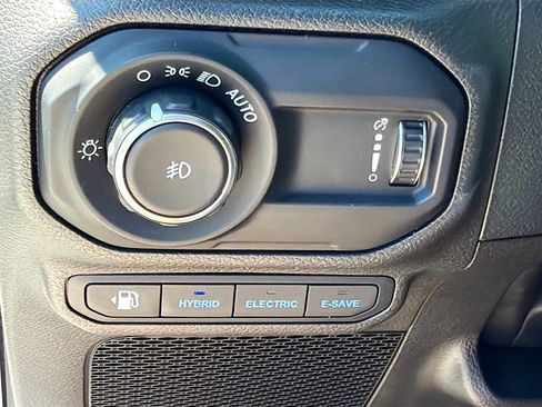 Used 2023 Jeep Wrangler Sahara w/ Cold Weather Group image 32