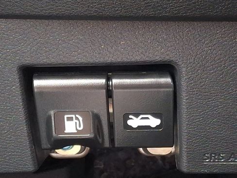 Used 2021 Nissan Versa SV FWD image 25