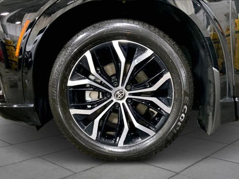 Used 2025 Toyota Crown Signia XLE image 11