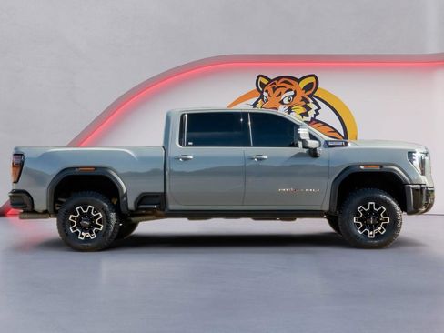 Used 2025 GMC Sierra 2500 AT4X AWD/4WD image 4