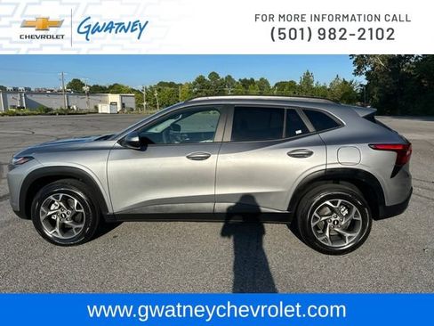 Used 2026 Chevrolet Trax LT FWD image 8