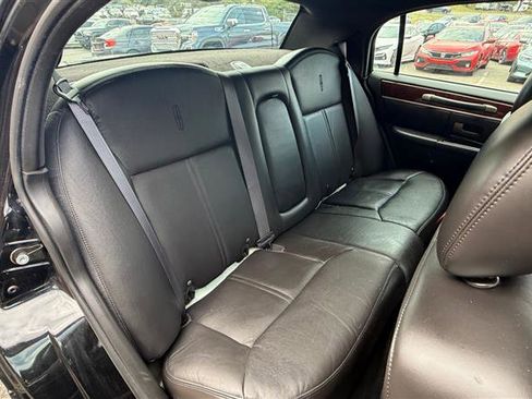 Used 2009 Lincoln Town Car Signature Limited RWD image 19