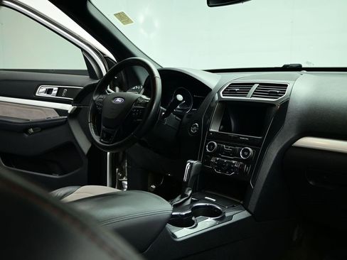 Used 2017 Ford Explorer XLT w/ Equipment Group 202A image 33