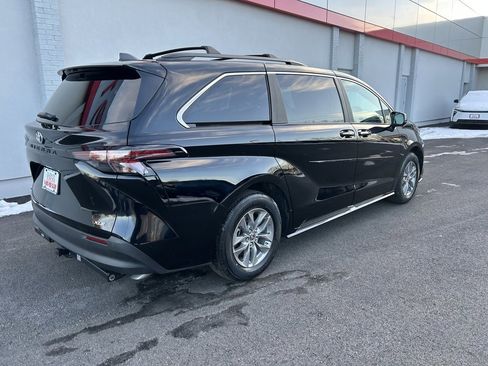 Used 2025 Toyota Sienna XLE image 5
