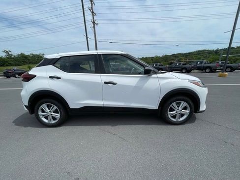 New 2025 Nissan Kicks Play S image 3