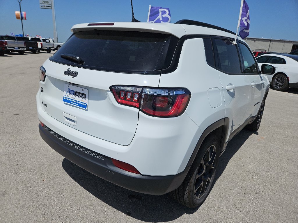 Used 2026 Jeep Compass Latitude AWD/4WD image 7
