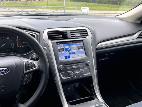 Used 2017 Ford Fusion SE w/ Fusion SE Technology Package FWD image 9