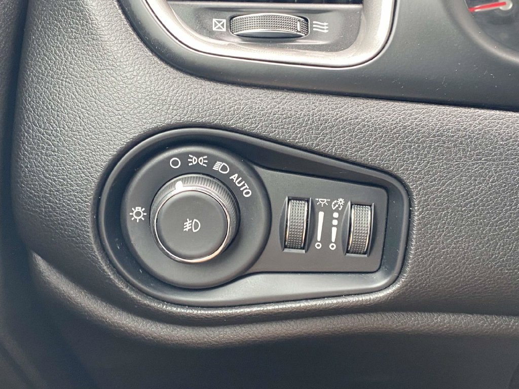 Certified 2022 Jeep Renegade Latitude w/ Convenience Group AWD/4WD image 34