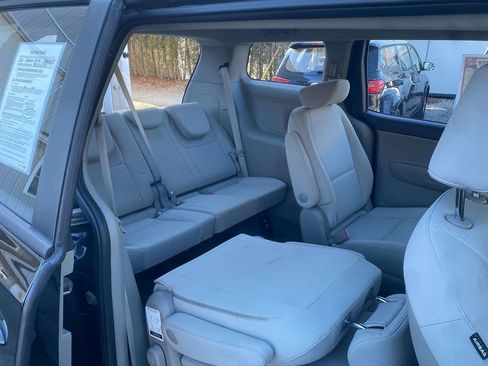 Used 2018 Kia Sedona L image 28