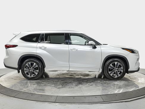 Used 2022 Toyota Highlander XLE image 8