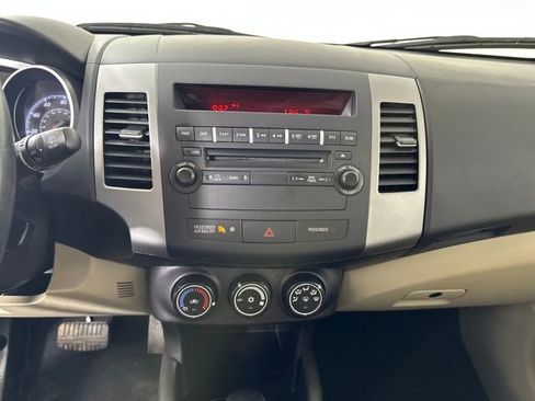 Used 2011 Mitsubishi Outlander SE image 21