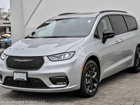 Used 2024 Chrysler Pacifica Limited w/ S Appearance Package image 4