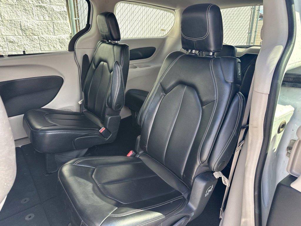 Used 2023 Chrysler Pacifica Touring-L FWD image 7