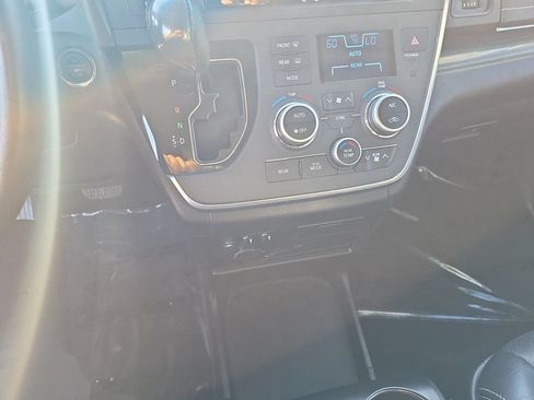 Used 2016 Toyota Sienna SE Premium FWD image 17