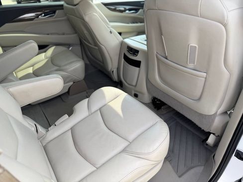 Used 2019 Cadillac Escalade Luxury AWD/4WD image 9